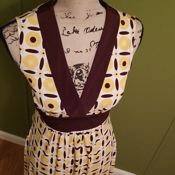 Plunging neck dress - Picture 2 of 7